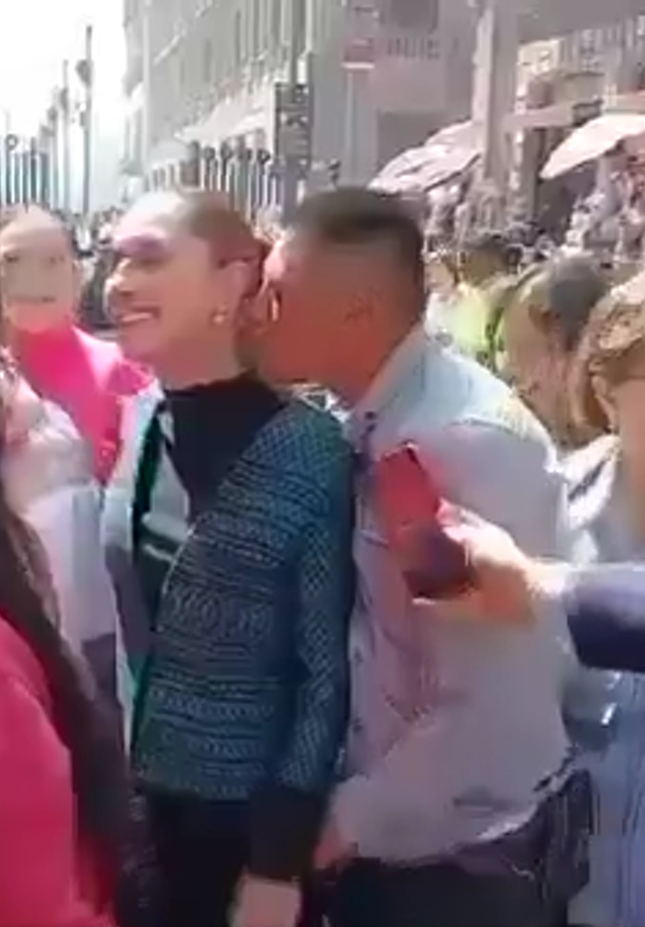 Imagen de Y hombre en estado de ebriedad acosa a la presidenta Claudia Sheinbaum. Le da un beso en el cuello y la agarra de la cintura. La presidenta educadamente se aleja y le dice ahorita nos tomamos la foto no te preocupes.